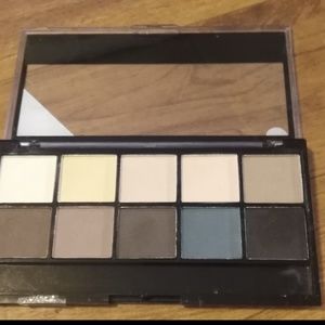 3/$15 Mua eyeshadow palette